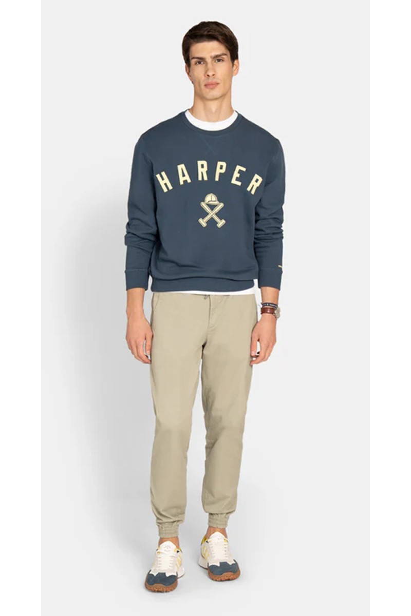  Sudadera Harper con logo bordado, cómoda y versátil, ideal para looks urbanos con estilo atemporal. 