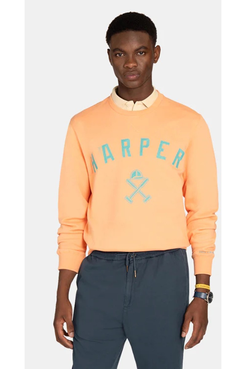  Sudadera Harper con logo bordado, cómoda y versátil, ideal para looks urbanos con estilo atemporal. 