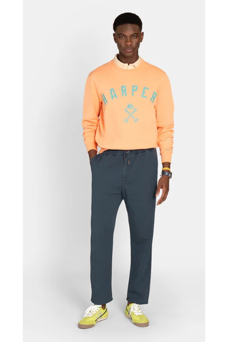  Sudadera Harper con logo bordado, cómoda y versátil, ideal para looks urbanos con estilo atemporal. 