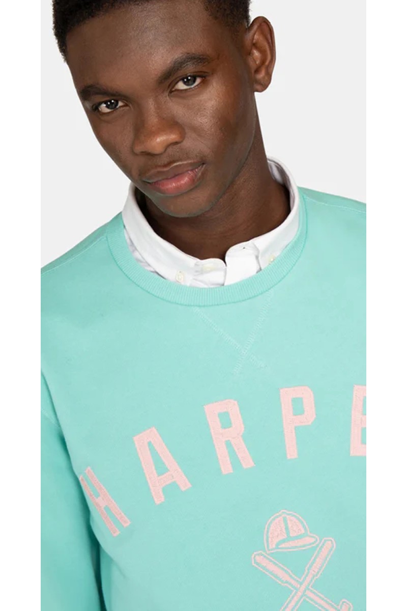  Sudadera Harper con logo bordado, cómoda y versátil, ideal para looks urbanos con estilo atemporal. 