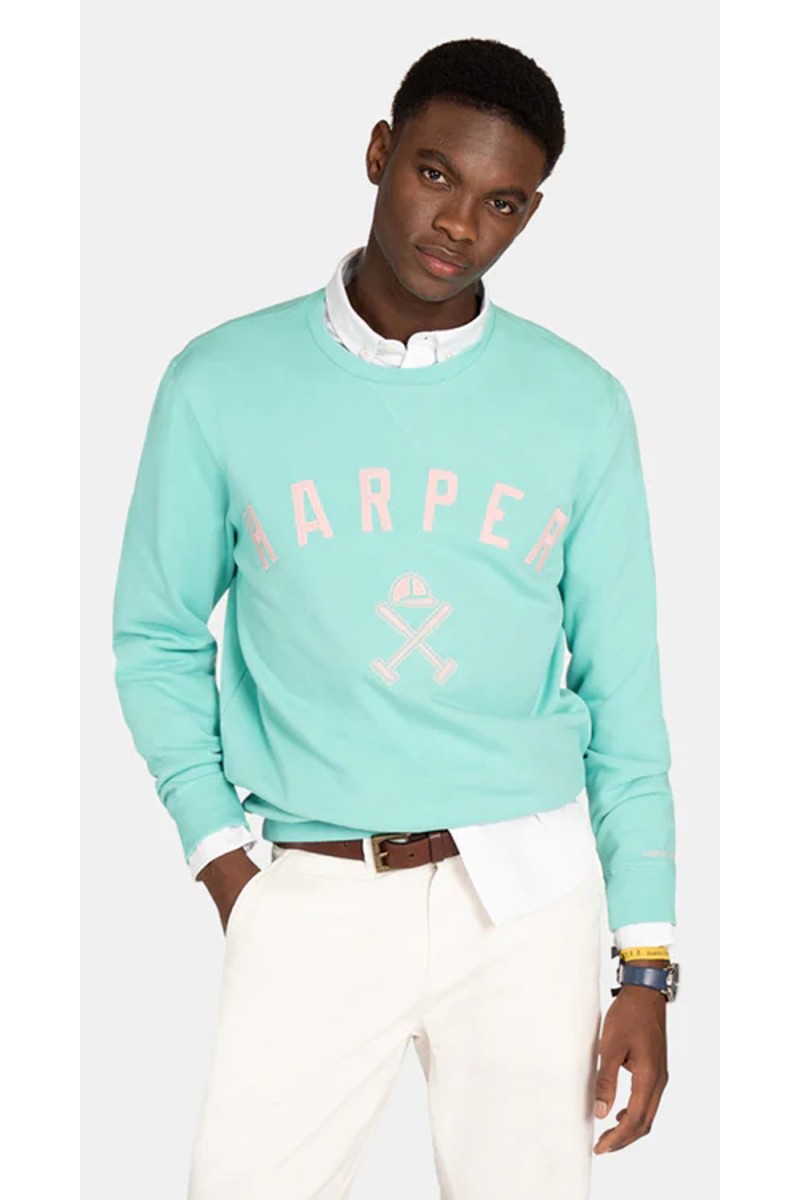  Sudadera Harper con logo bordado, cómoda y versátil, ideal para looks urbanos con estilo atemporal. 