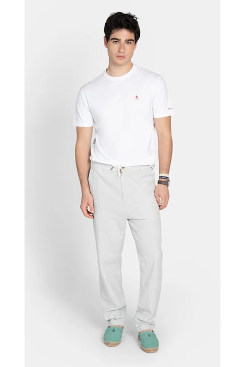  Camiseta Harper cómoda y versátil, perfecta para looks urbanos o como base bajo blazer con estilo actual. 