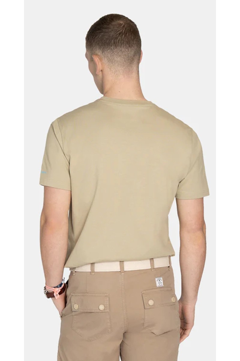  Camiseta Harper cómoda y versátil, perfecta para looks urbanos con estilo relajado en el día a día.  2