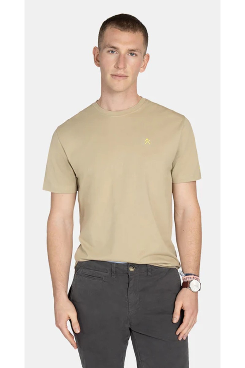  Camiseta Harper con logo, cómoda y versátil, perfecta para looks urbanos con personalidad y estilo actual. 