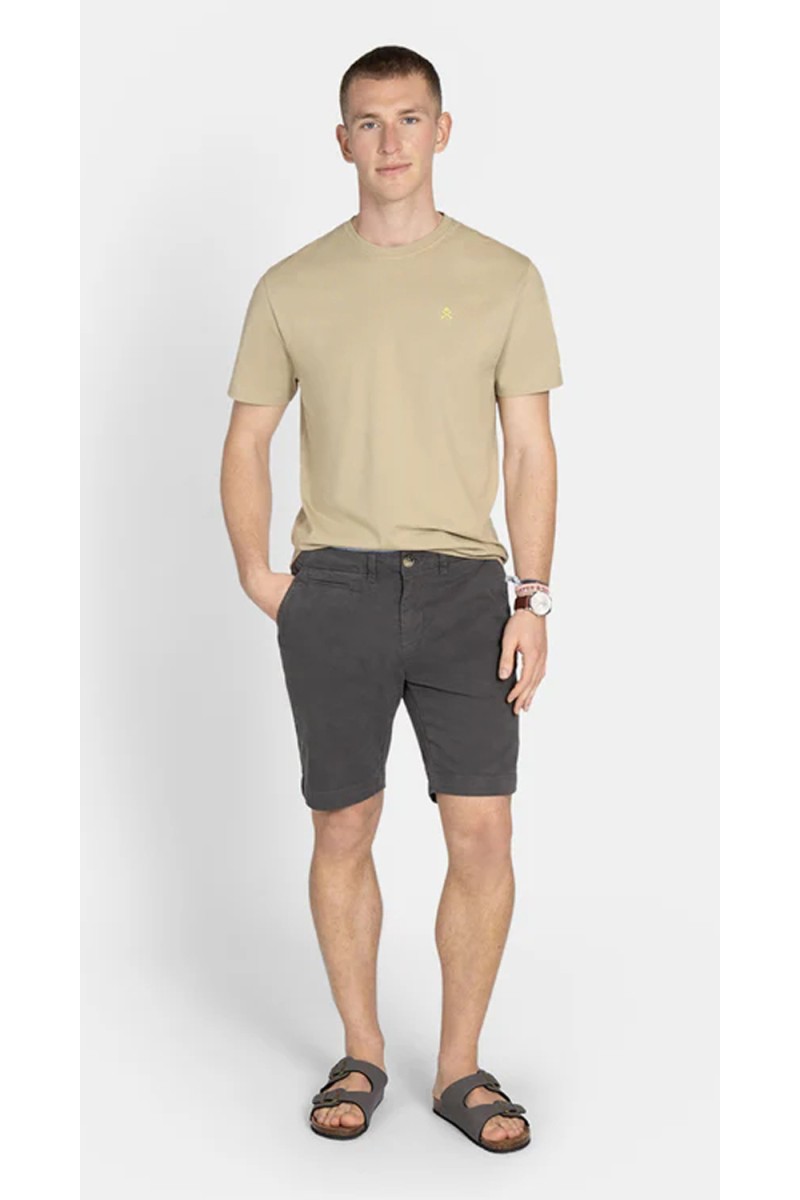  Camiseta Harper con logo, cómoda y versátil, perfecta para looks urbanos con personalidad y estilo actual. 