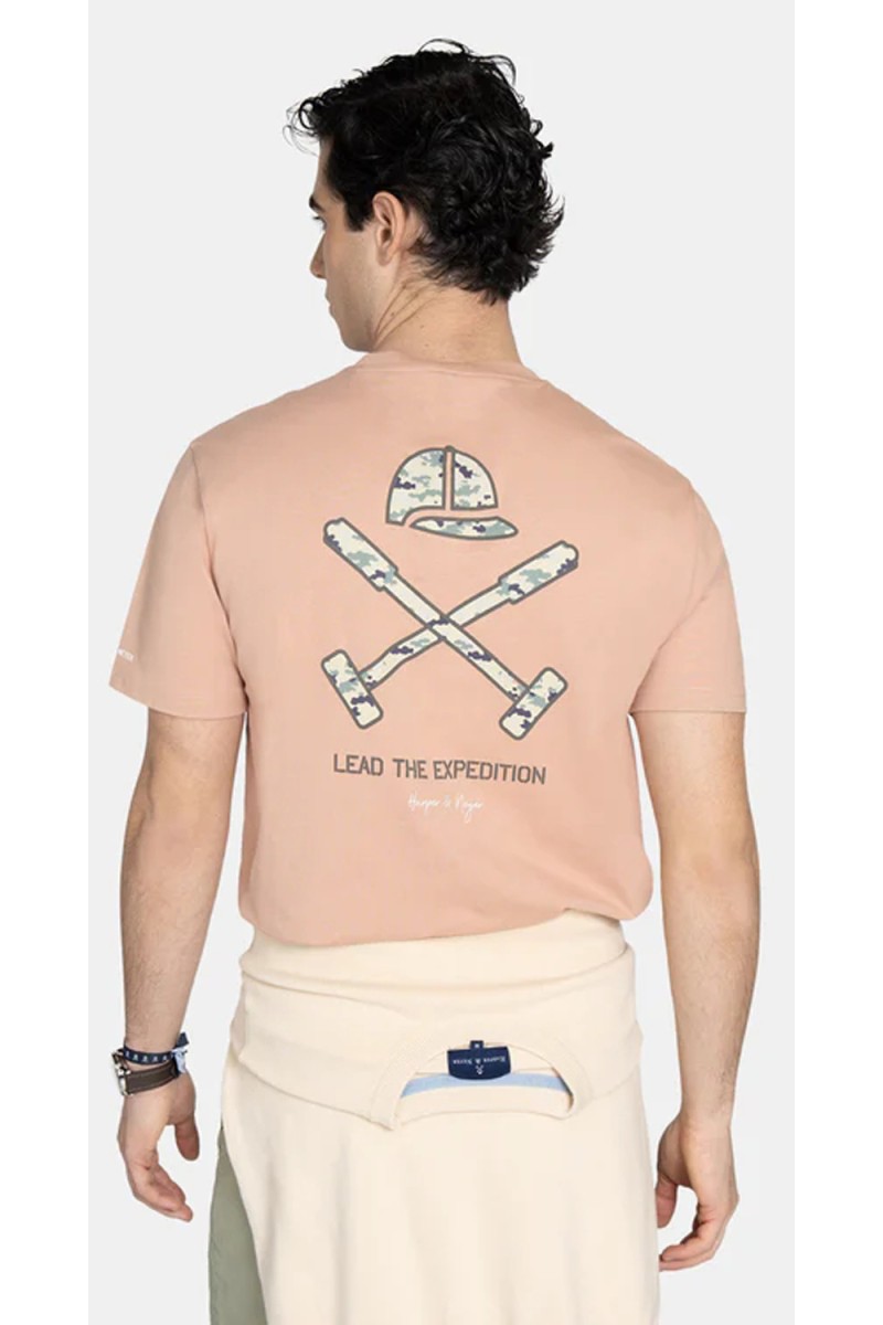  Camiseta Harper con logo, cómoda y versátil, perfecta para looks urbanos con personalidad y estilo actual. 