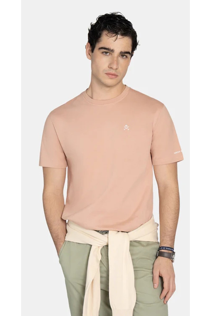  Camiseta Harper con logo, cómoda y versátil, perfecta para looks urbanos con personalidad y estilo actual. 