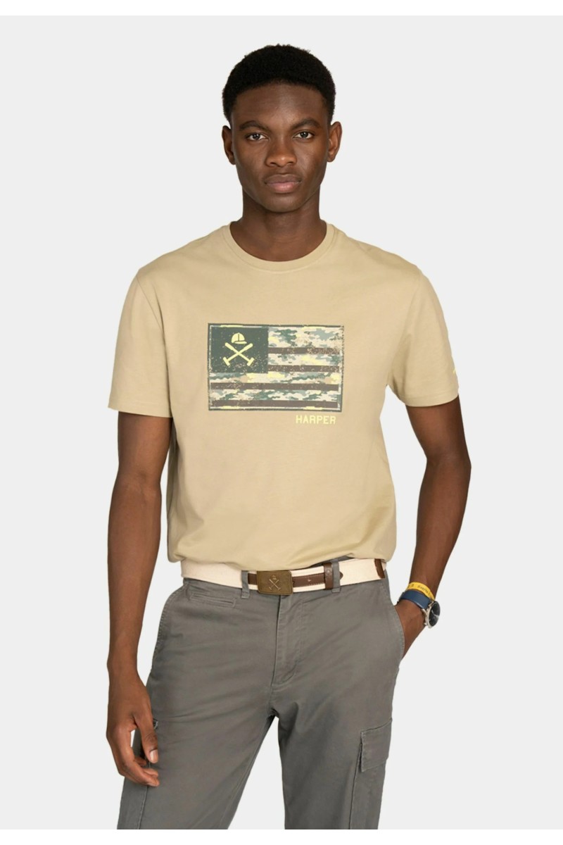  Camiseta Harper estilo USA, cómoda y versátil, perfecta para looks urbanos con aire deportivo y desenfadado. 