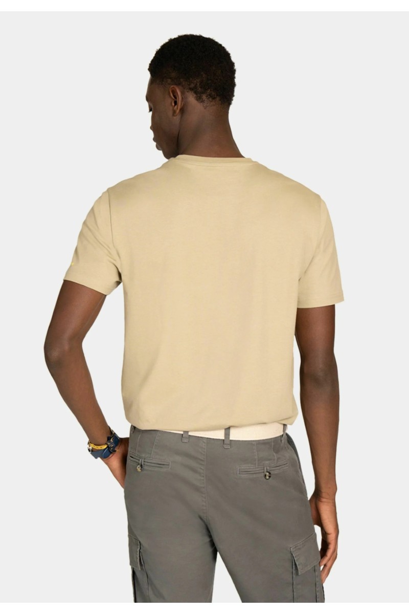  Camiseta Harper estilo USA, cómoda y versátil, perfecta para looks urbanos con aire deportivo y desenfadado.  2