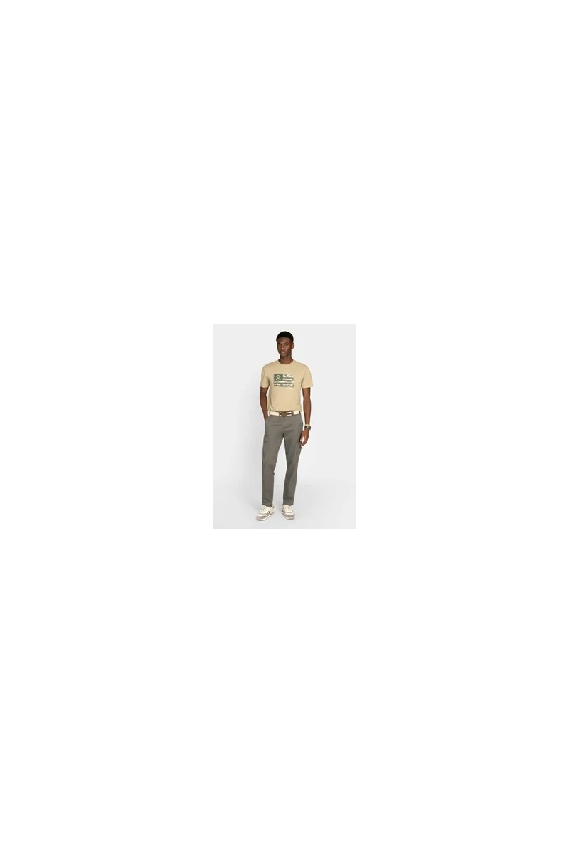  Camiseta Harper estilo USA, cómoda y versátil, perfecta para looks urbanos con aire deportivo y desenfadado. 