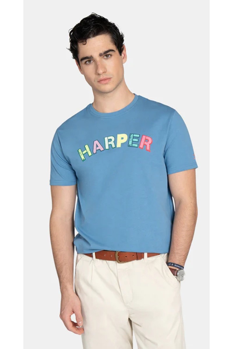  Camiseta Harper estilo Los Angeles, cómoda y versátil, perfecta para looks de verano con aire urbano relajado. 