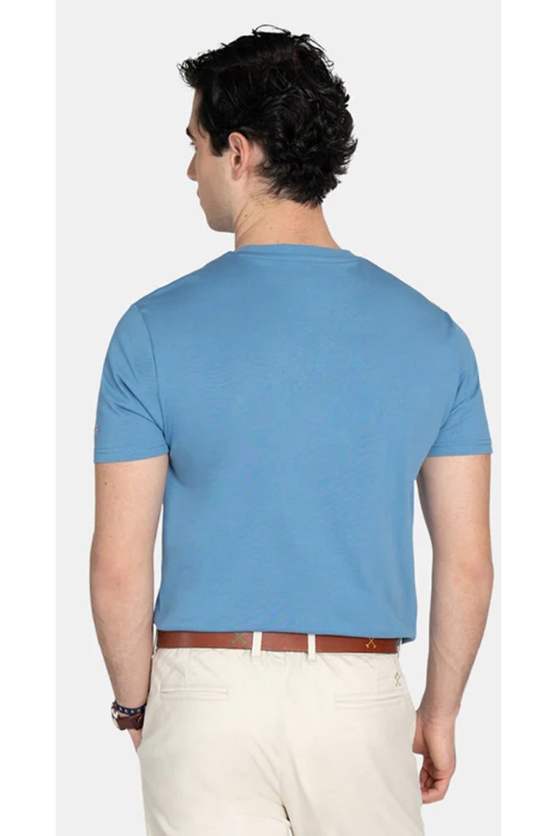  Camiseta Harper estilo Los Angeles, cómoda y versátil, perfecta para looks de verano con aire urbano relajado. 