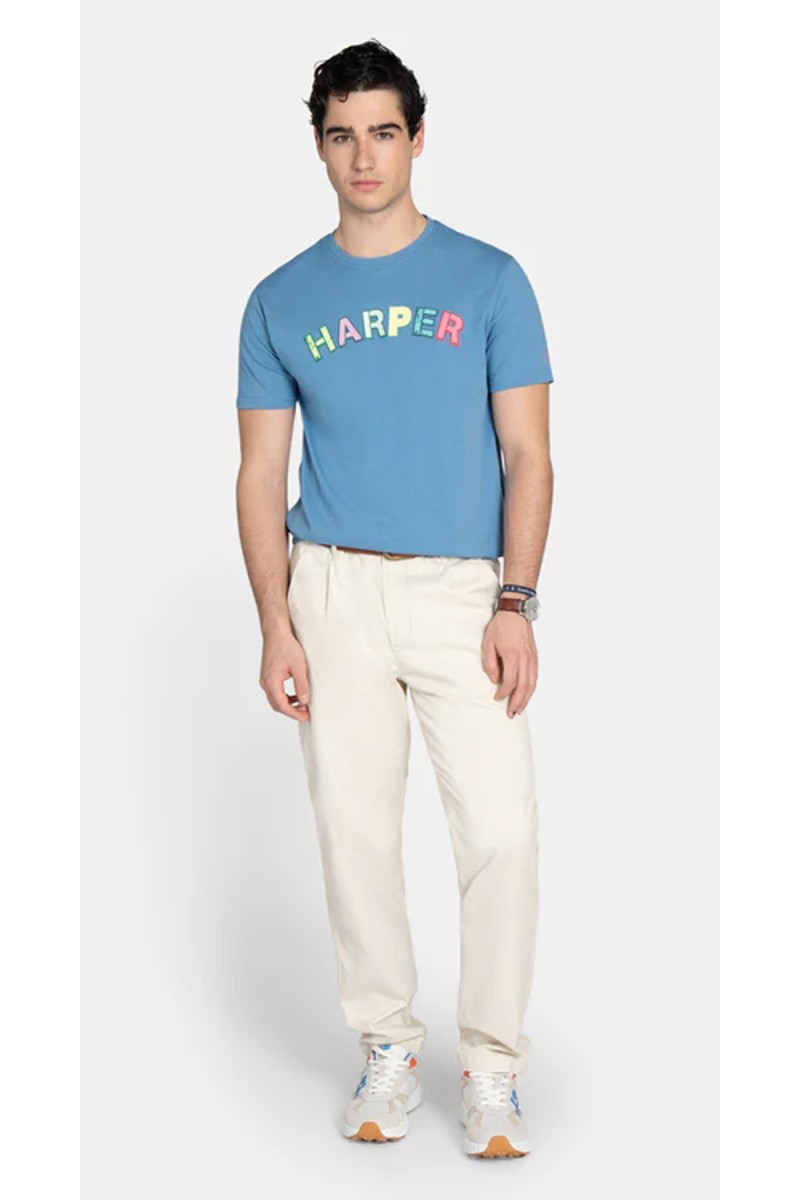  Camiseta Harper estilo Los Angeles, cómoda y versátil, perfecta para looks de verano con aire urbano relajado. 