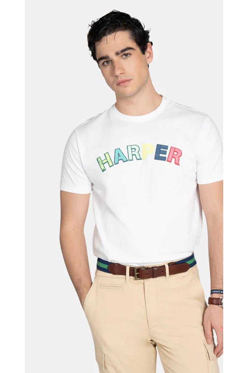  Camiseta Harper estilo Los Angeles, cómoda y versátil, perfecta para looks de verano con aire urbano relajado. 