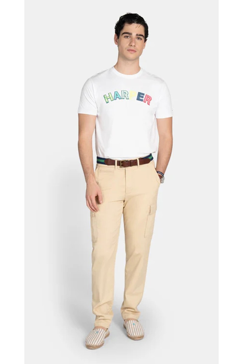  Camiseta Harper estilo Los Angeles, cómoda y versátil, perfecta para looks de verano con aire urbano relajado. 