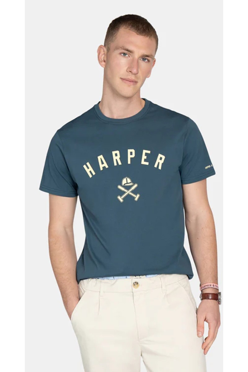  Camiseta Harper estilo Los Angeles, cómoda y versátil, perfecta para looks de verano con aire urbano relajado. 