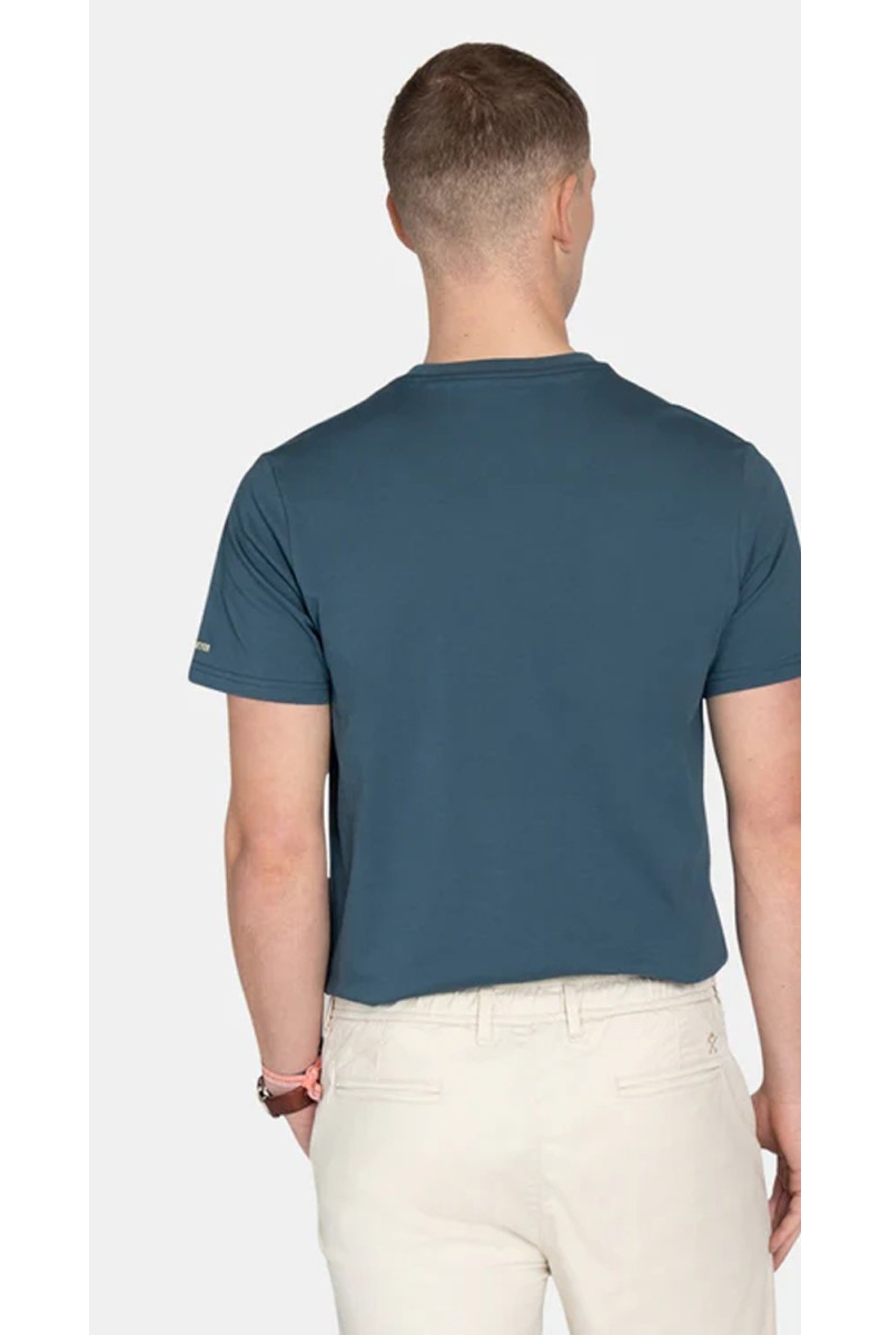  Camiseta Harper estilo Los Angeles, cómoda y versátil, perfecta para looks de verano con aire urbano relajado.  2
