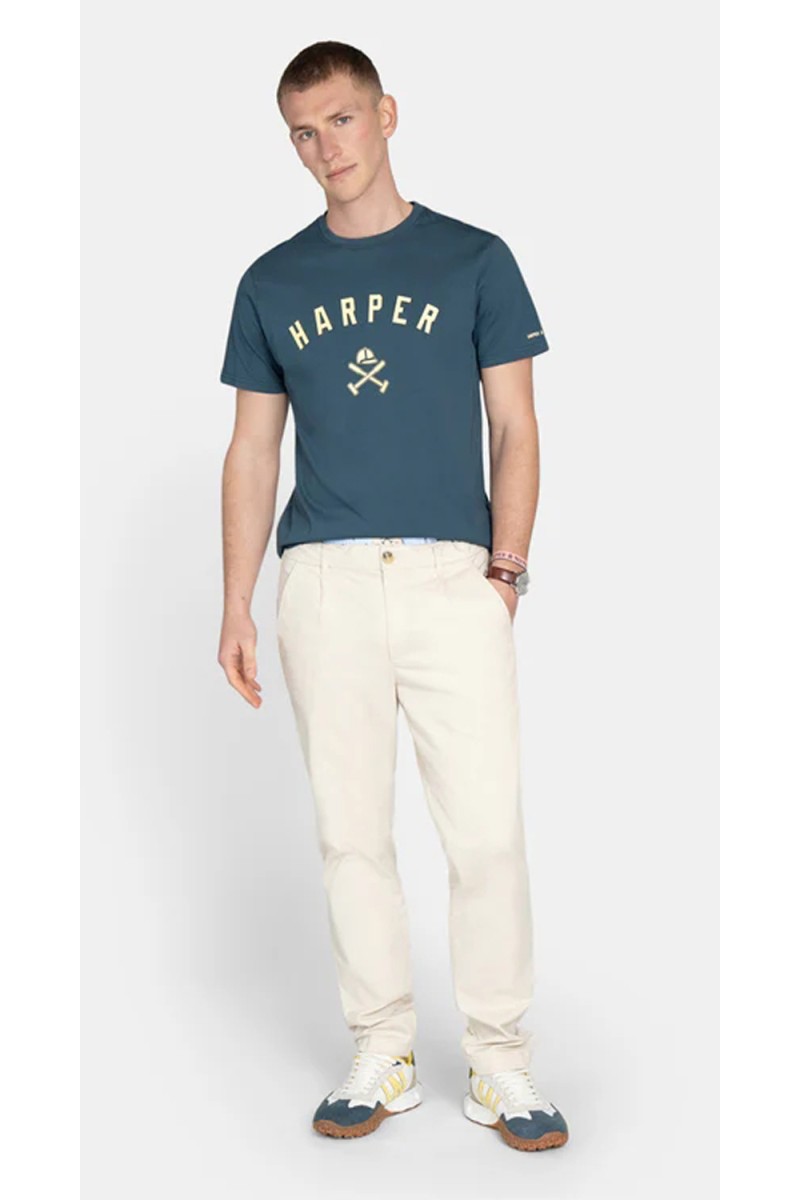  Camiseta Harper estilo Los Angeles, cómoda y versátil, perfecta para looks de verano con aire urbano relajado. 