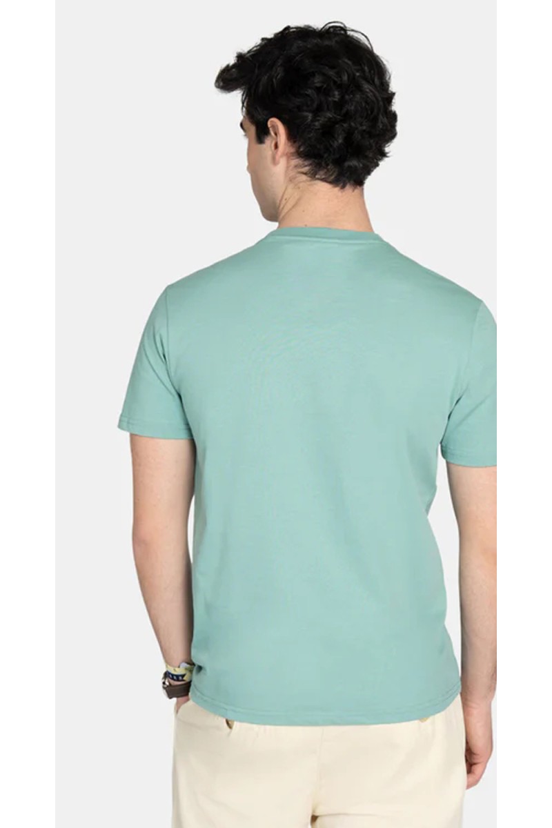  Camiseta Harper estilo New England, cómoda y versátil, perfecta para looks urbanos con aire deportivo. 
