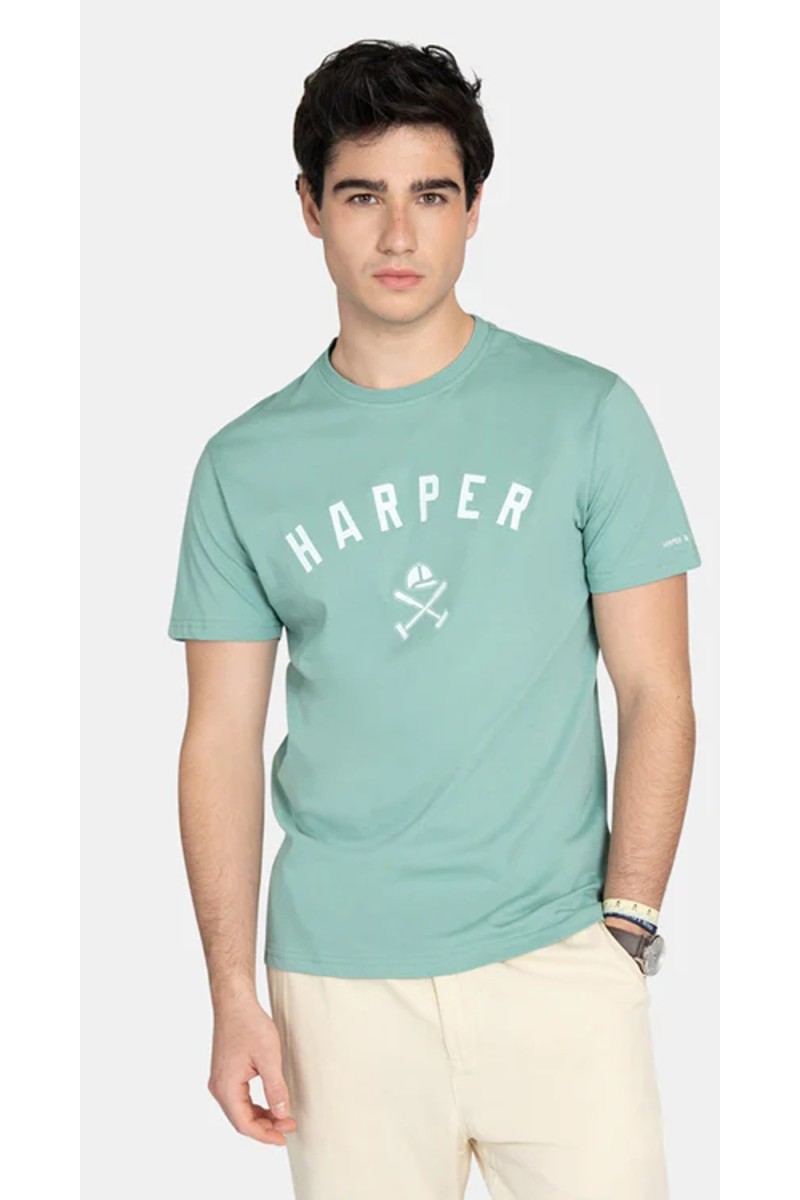  Camiseta Harper estilo New England, cómoda y versátil, perfecta para looks urbanos con aire deportivo. 