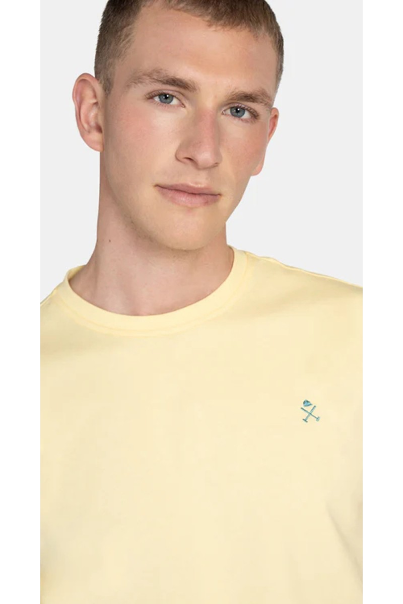  Camiseta Harper cómoda y versátil, perfecta para looks urbanos o como base bajo blazer con estilo actual.  2
