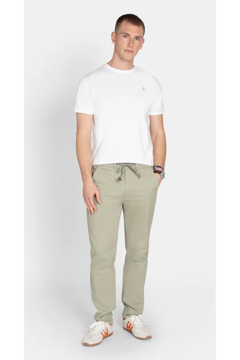  Camiseta Harper cómoda y versátil, perfecta para looks de verano con estilo urbano relajado. 