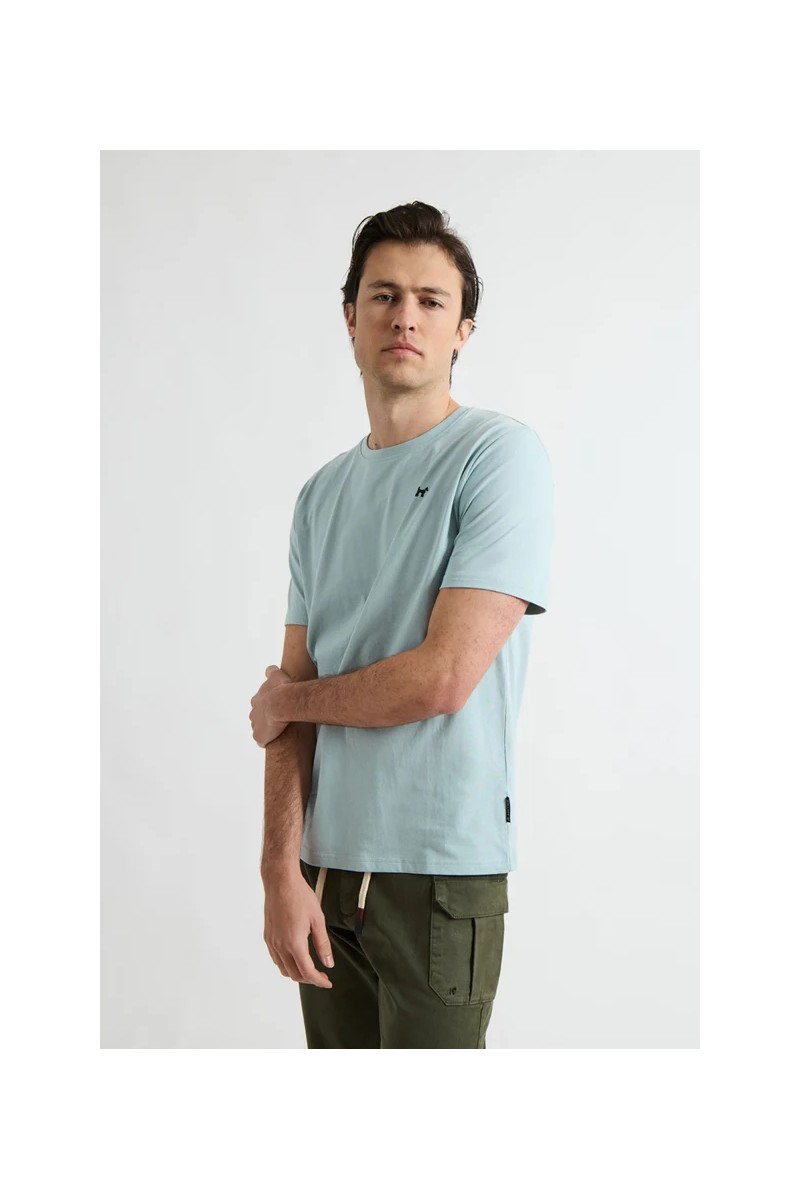  Camiseta Williot cómoda y versátil, perfecta para looks urbanos con estilo relajado. 
