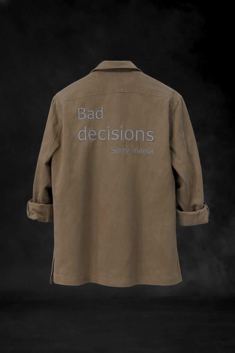  Sobrecamisa La Sal edición limitada, con bordados y estilo urbano, perfecta para looks con personalidad. 