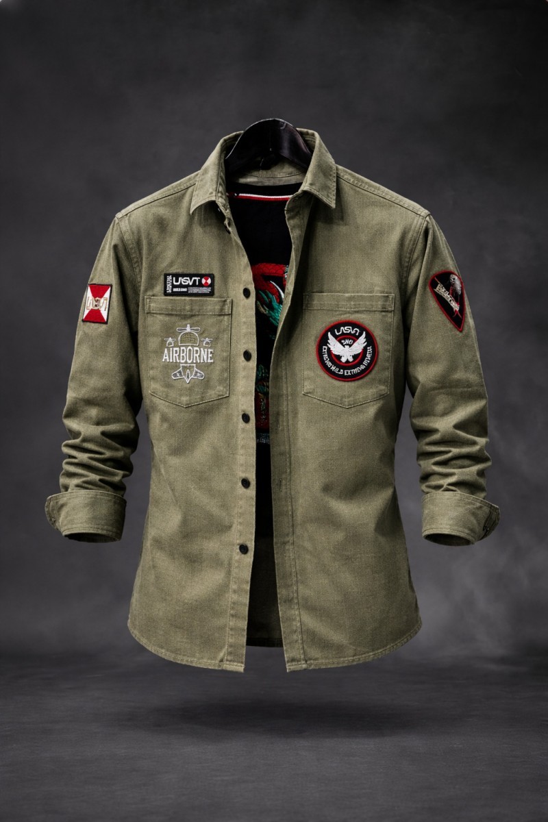  Sobrecamisa La Sal edición limitada en kaki, con bordados y estilo urbano, perfecta para looks con carácter. 