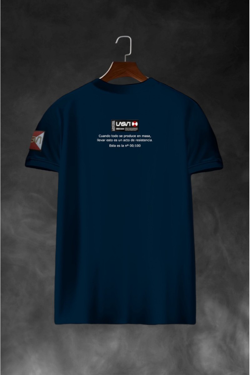  Camiseta La Sal en azul marino edición limitada, con estilo urbano y diseño actual para looks con carácter. 