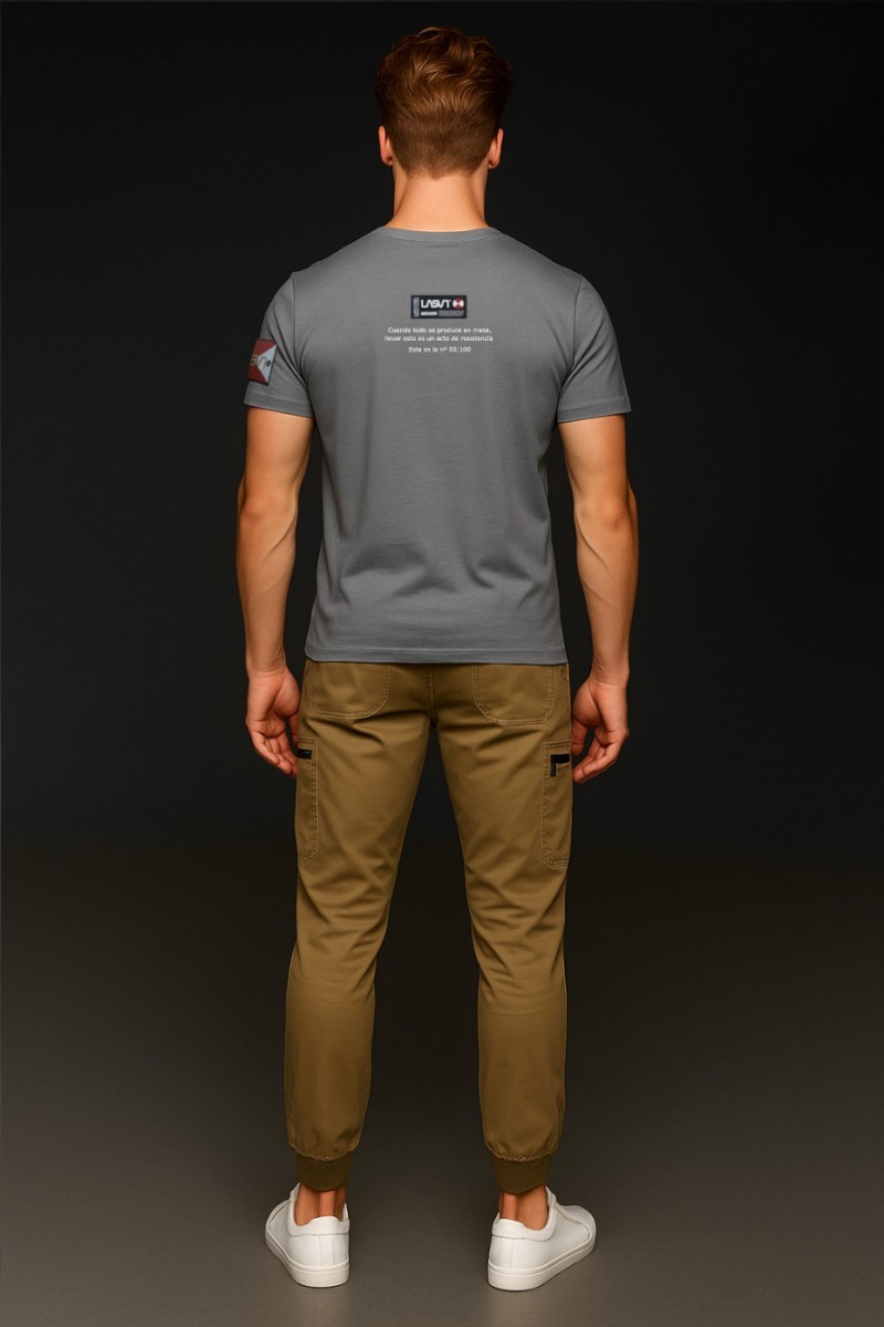  Camiseta La Sal en gris edición limitada, con estilo urbano y diseño actual para looks con carácter. 