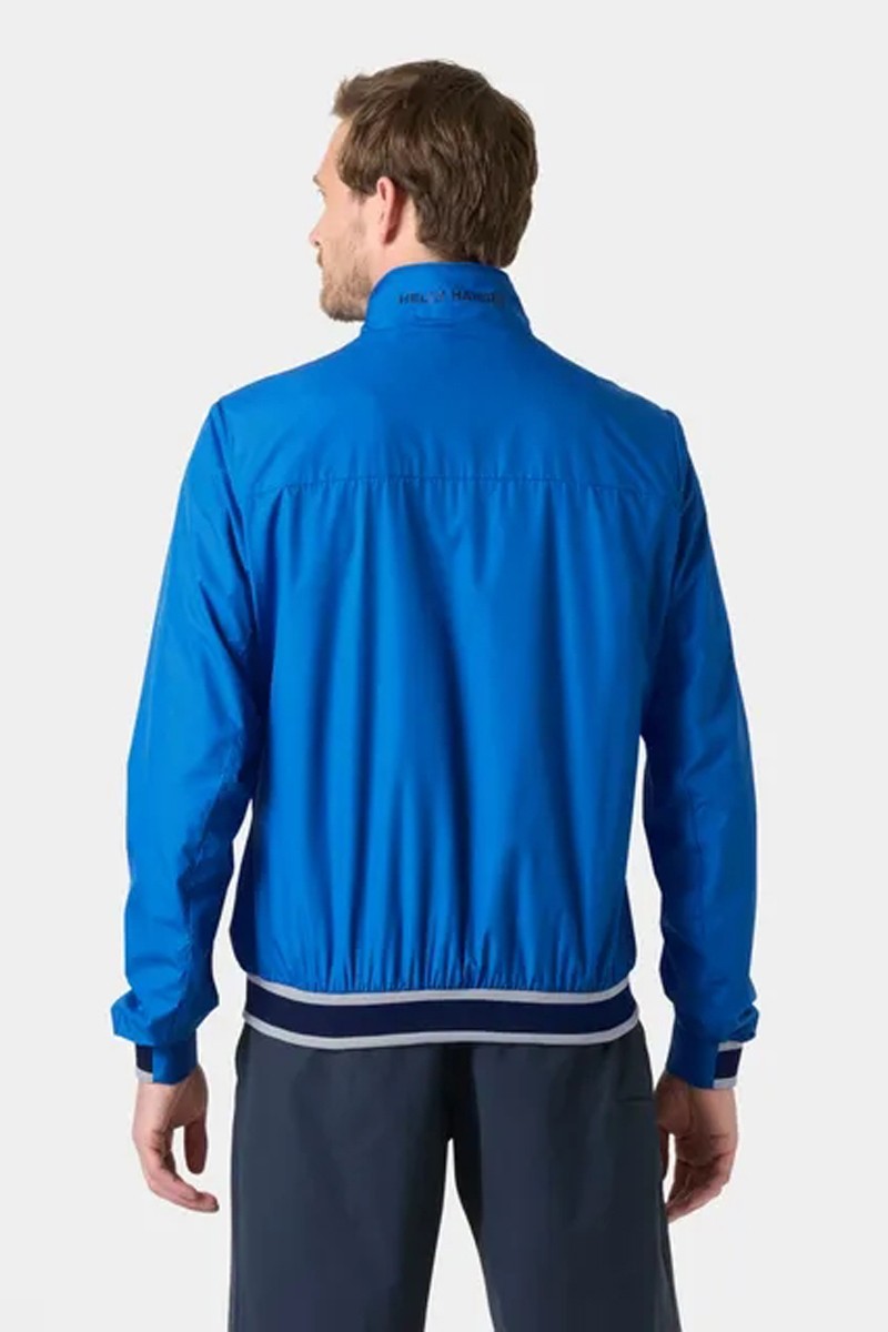 Chaqueta Helly Hansen cortavientos ligera, perfecta para looks urbanos con estilo náutico y protección diaria. 