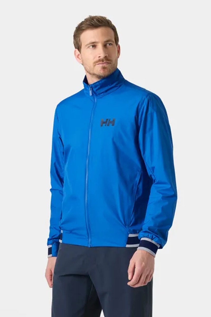  Chaqueta Helly Hansen cortavientos ligera, perfecta para looks urbanos con estilo náutico y protección diaria. 
