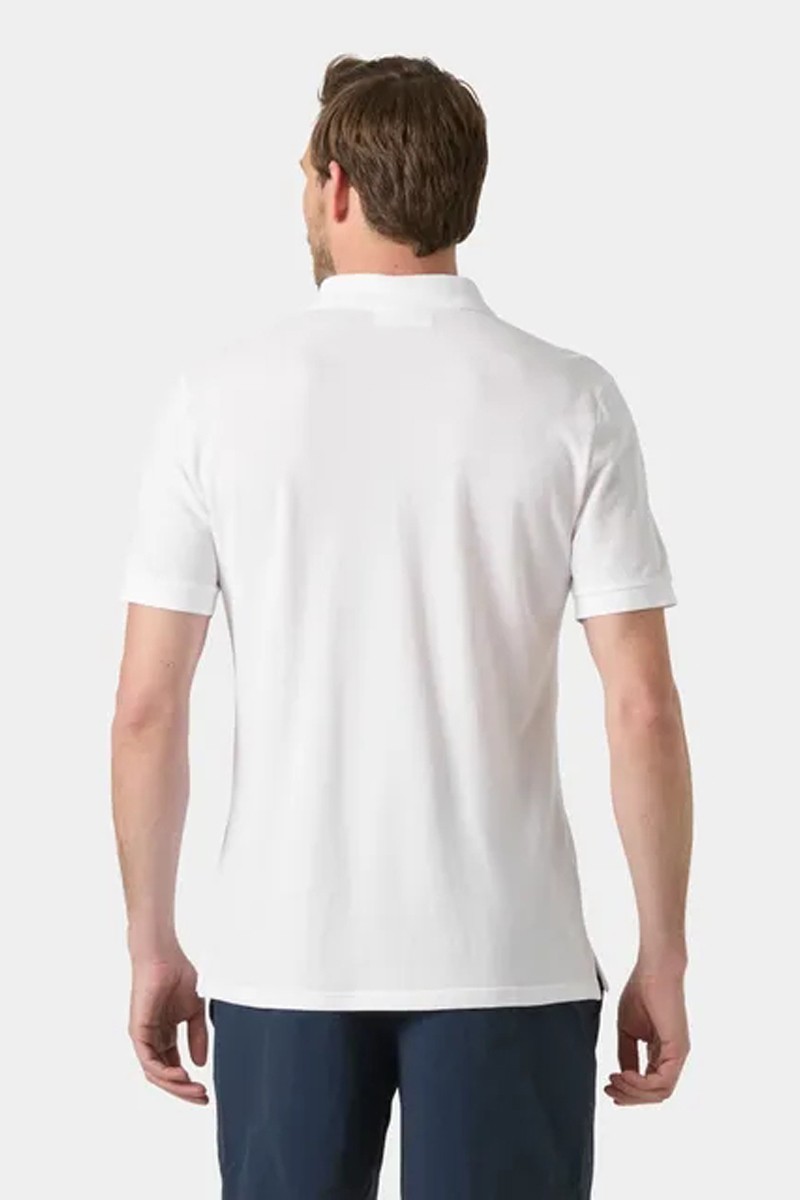  Polo Helly Hansen entallado y ligero, perfecto para looks de verano con estilo marinero y comodidad. 