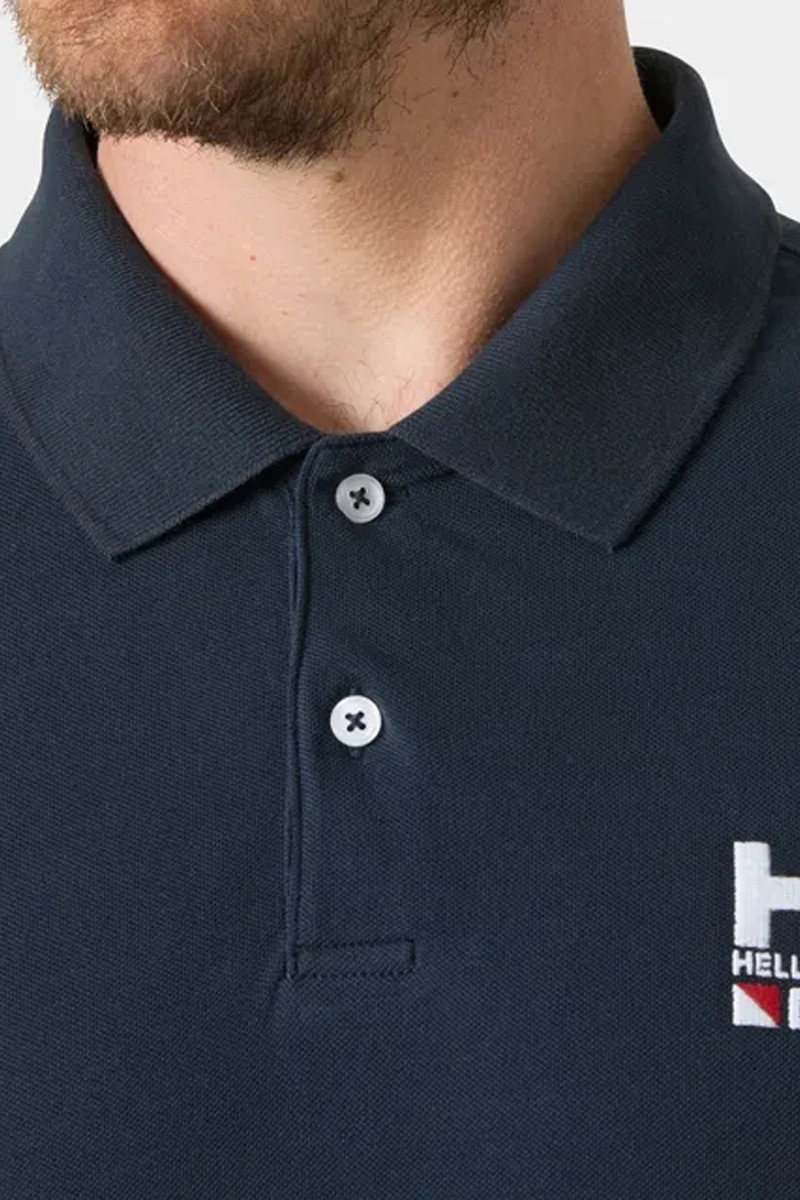  Polo Helly Hansen entallado y ligero, perfecto para looks de verano con estilo marinero y comodidad.  2