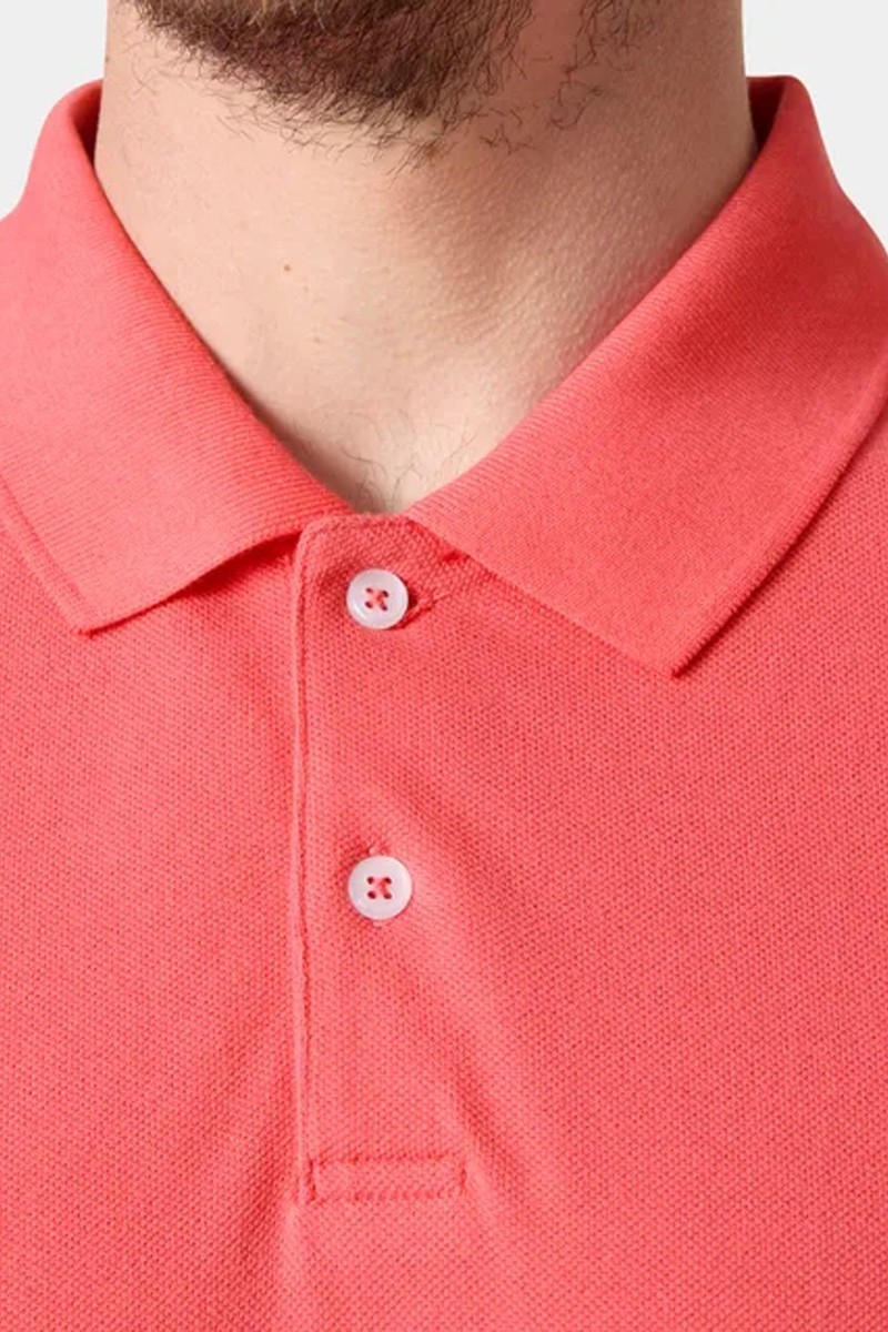  Polo Helly Hansen cómodo y versátil, perfecto para looks de verano con estilo casual y uso diario.  2
