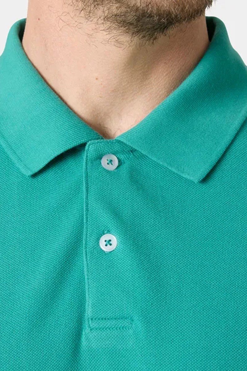  Polo Helly Hansen cómodo y versátil, perfecto para looks de verano con estilo casual y uso diario.  2