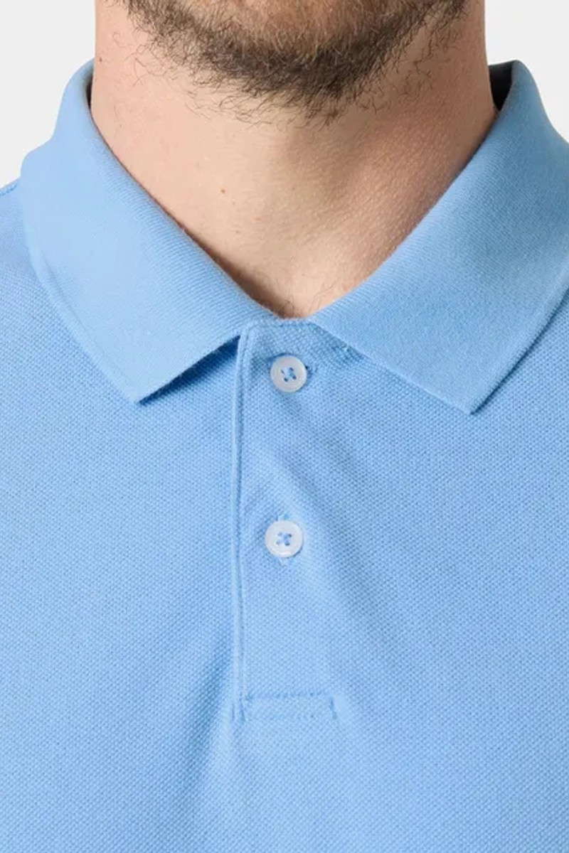  Polo Helly Hansen cómodo y versátil, perfecto para looks de verano con estilo casual y uso diario. 