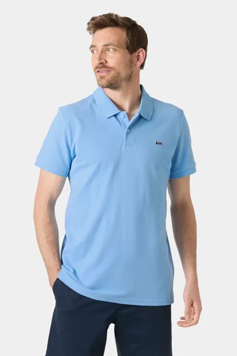  Polo Helly Hansen cómodo y versátil, perfecto para looks de verano con estilo casual y uso diario. 
