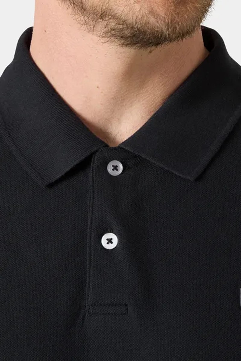  Polo Helly Hansen cómodo y versátil, perfecto para looks de verano con estilo casual y uso diario.  2