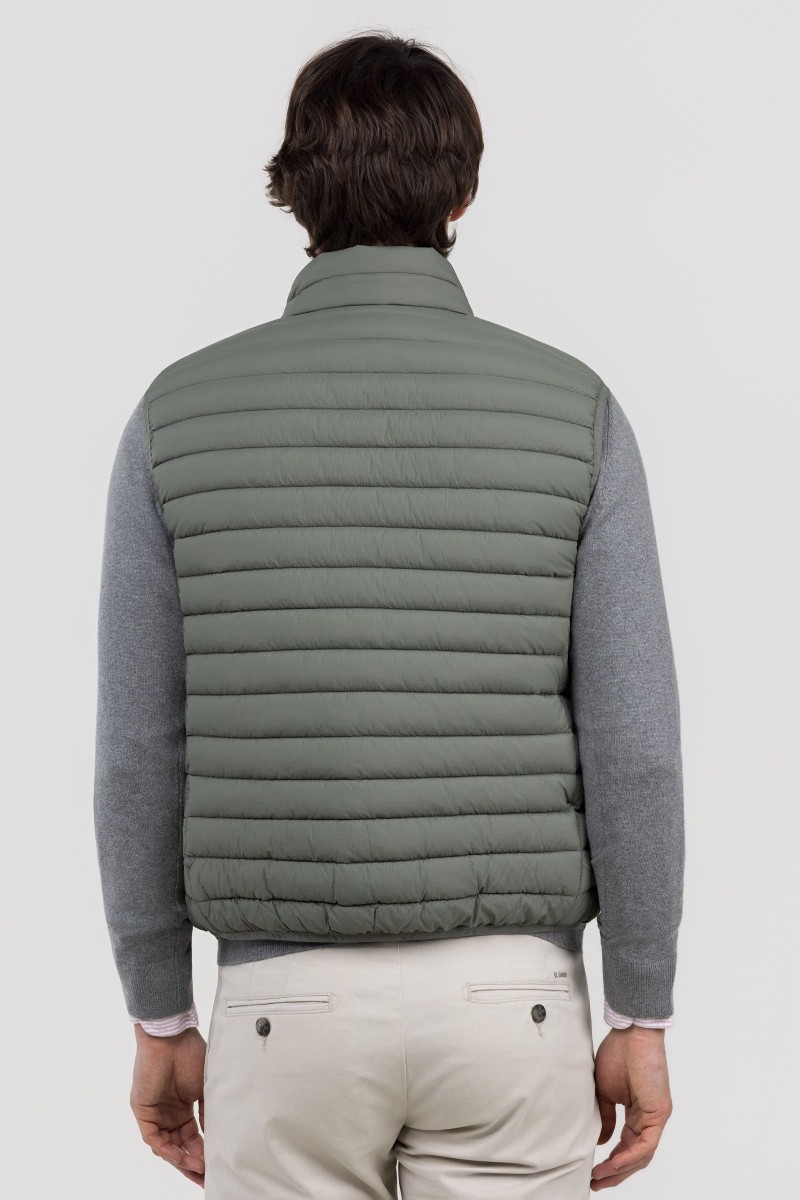  Chaleco El Ganso acolchado verde, cómodo y versátil, perfecto para looks casuales de entretiempo. 