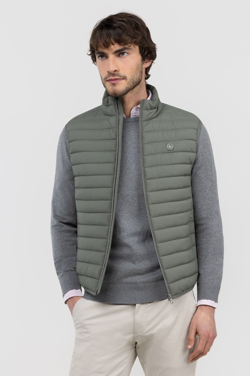  Chaleco El Ganso acolchado verde, cómodo y versátil, perfecto para looks casuales de entretiempo. 