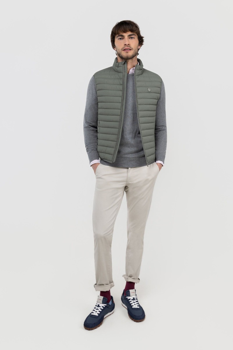  Chaleco El Ganso acolchado verde, cómodo y versátil, perfecto para looks casuales de entretiempo. 