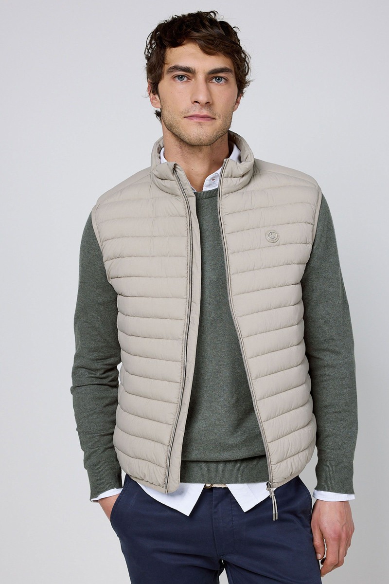  Chaleco El Ganso acolchado beige, cómodo y versátil, perfecto para looks casuales de entretiempo. 