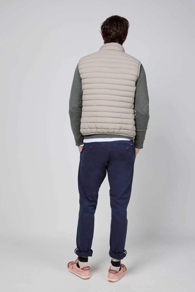  Chaleco El Ganso acolchado beige, cómodo y versátil, perfecto para looks casuales de entretiempo.  2