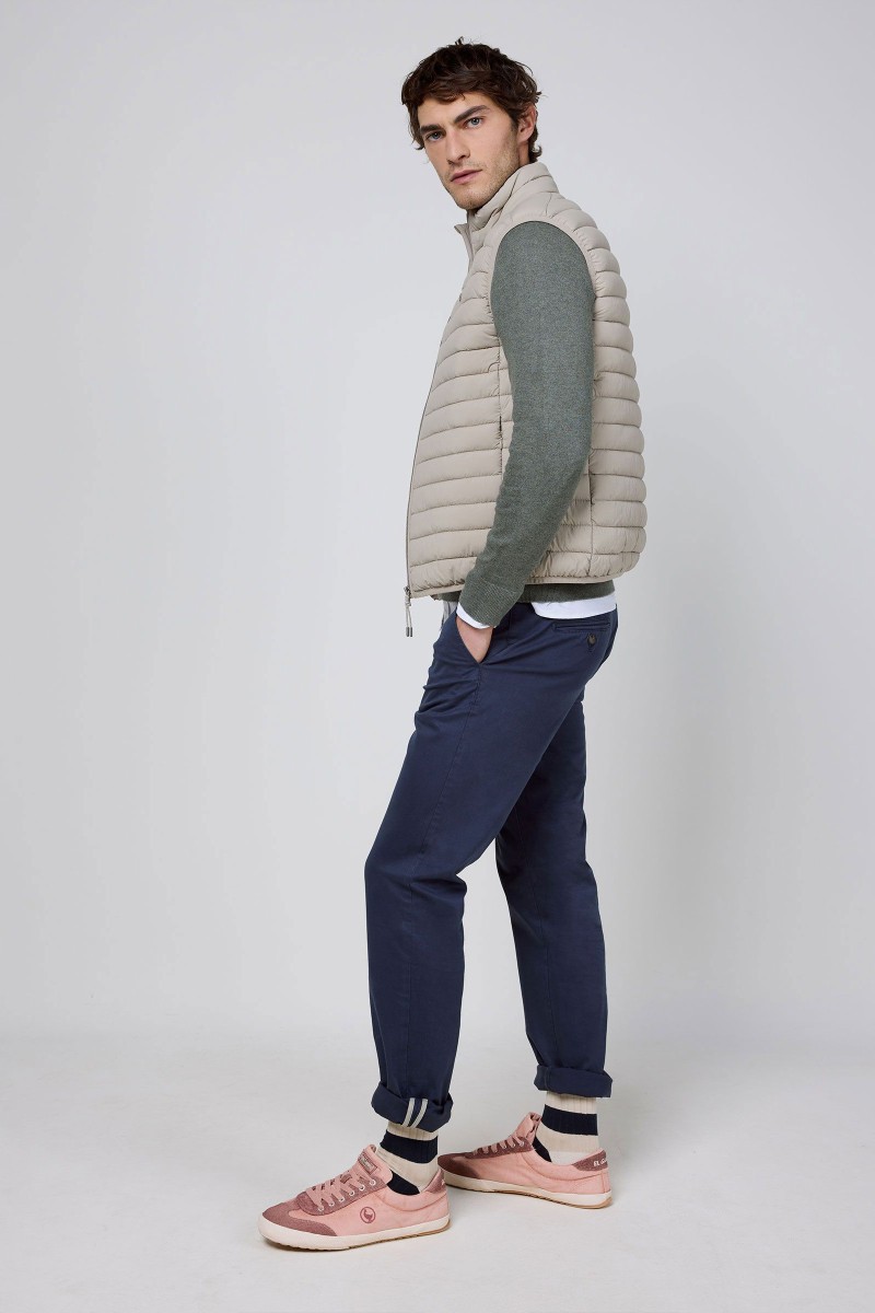  Chaleco El Ganso acolchado beige, cómodo y versátil, perfecto para looks casuales de entretiempo. 