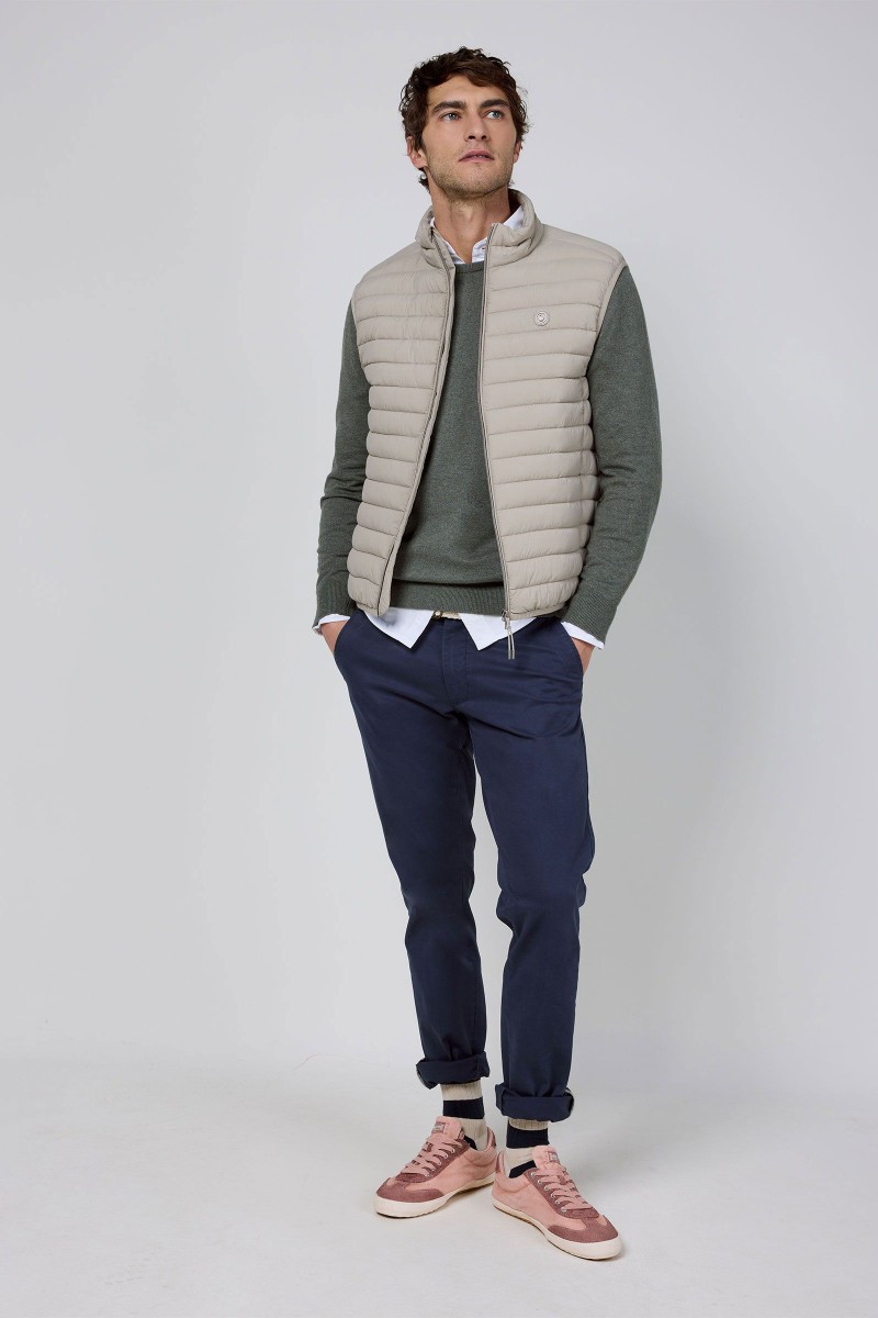  Chaleco El Ganso acolchado beige, cómodo y versátil, perfecto para looks casuales de entretiempo. 