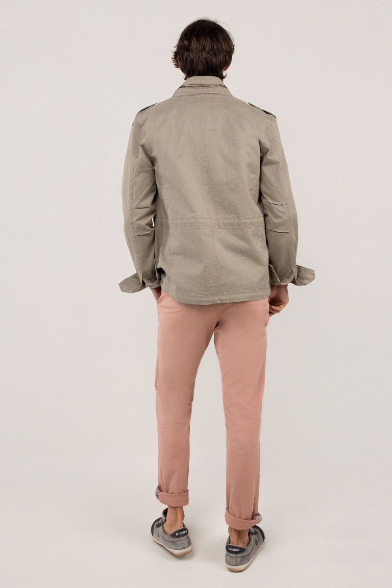  Chaqueta El Ganso verde tipo field jacket, versátil y con estilo, perfecta para looks urbanos con personalidad. 