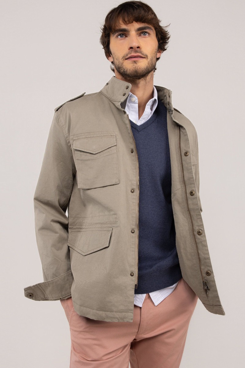  Chaqueta El Ganso verde tipo field jacket, versátil y con estilo, perfecta para looks urbanos con personalidad. 