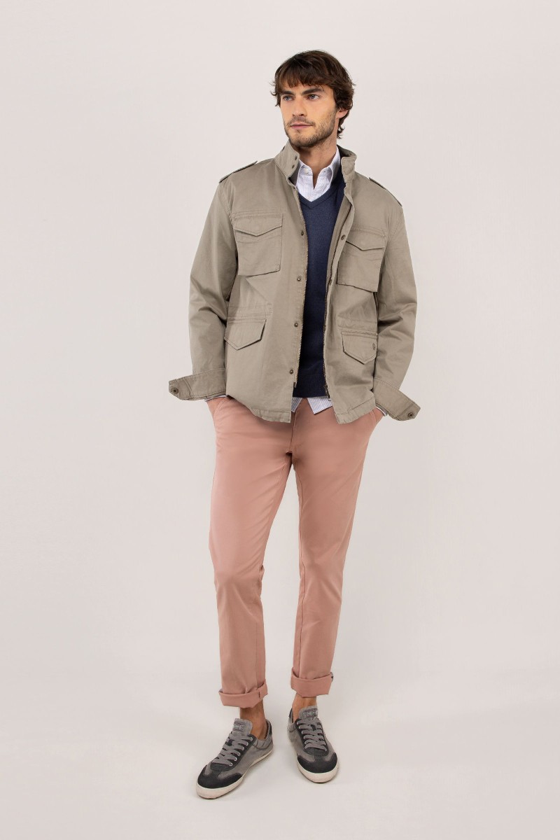 Chaqueta El Ganso verde tipo field jacket, versátil y con estilo, perfecta para looks urbanos con personalidad. 